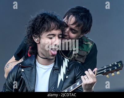 Berlin, Allemagne. 12th juin 2022. Le chanteur Julian Casablancas (r) et le guitariste Albert Hammond Jr. Du groupe américain « The Strokes » se produit sur scène au Tempelhof Sounds Festival sur le terrain de l'ancien aéroport de Berlin Tempelhof. Credit: Britta Pedersen/dpa/Alay Live News Banque D'Images