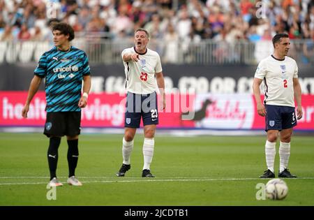 Jamie Carragher (à droite), de l'Angleterre, tente de mettre le reste du monde des XI Noah Beck avant que le premier but du match ne soit marqué pendant le match de l'aide au football pour l'UNICEF au stade de Londres, Londres. Date de la photo: Dimanche 12 juin 2022. Banque D'Images