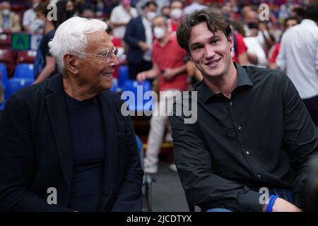 Forum Mediolanum, Milan, Italie, 12 juin 2022, A gauche : Giorgio Armani (propriétaire (AX Armani Exchange Olimpia Milano), à droite : Danilo Gallinari (joueur de la NBA des Atlanta Hawks, ancien joueur de l'Olimpia Milano) lors de la course 3 final - AX Armani Exchange Milano contre Virtus Segafredo Bologna - Championnat italien de basket-ball A Serie Banque D'Images