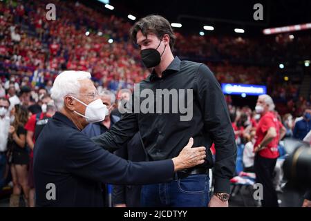 Forum Mediolanum, Milan, Italie, 12 juin 2022, A gauche : Giorgio Armani (propriétaire (AX Armani Exchange Olimpia Milano), à droite : Danilo Gallinari (joueur de la NBA des Atlanta Hawks, ancien joueur de l'Olimpia Milano) lors de la course 3 final - AX Armani Exchange Milano contre Virtus Segafredo Bologna - Championnat italien de basket-ball A Serie Banque D'Images