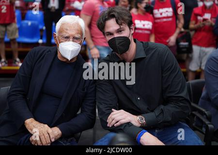 Forum Mediolanum, Milan, Italie, 12 juin 2022, A gauche : Giorgio Armani (propriétaire (AX Armani Exchange Olimpia Milano), à droite : Danilo Gallinari (joueur de la NBA des Atlanta Hawks, ancien joueur de l'Olimpia Milano) lors de la course 3 final - AX Armani Exchange Milano contre Virtus Segafredo Bologna - Championnat italien de basket-ball A Serie Banque D'Images