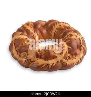 Challah rond, pain blanc tressé sous forme d'anneau, isolé sur fond blanc. Banque D'Images