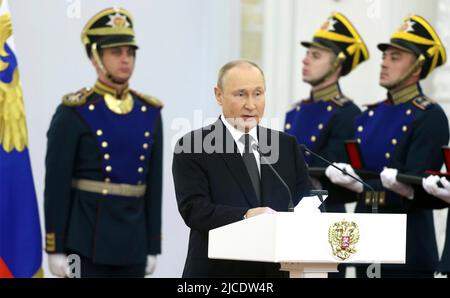 Moscou, Russie. 12th juin 2022. Le président russe Vladimir Poutine prononce un discours lors de la cérémonie annuelle de remise des prix pour célébrer la fête de la Russie dans la salle Saint-Georges du Grand Palais du Kremlin de 12 juin 2022 à Moscou, en Russie. Credit: Mikhail Metzel/Kremlin Pool/Alamy Live News Banque D'Images