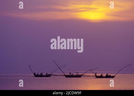 Bateaux de pêche sur le lac Kivu qui forme la frontière du Rwanda et du Zaïre - aujourd'hui République démocratique du Congo (RDC) Banque D'Images