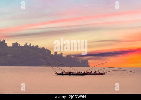 Bateaux de pêche sur le lac Kivu qui forme la frontière du Rwanda et du Zaïre - aujourd'hui République démocratique du Congo (RDC) Banque D'Images