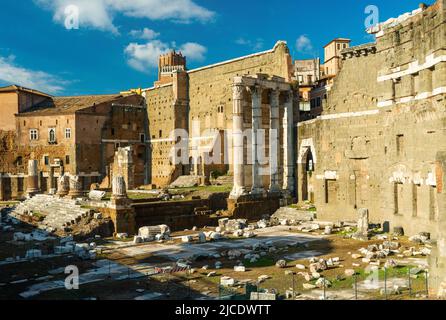 Ancien Forum d'Auguste à Rome, Italie. Les forums impériaux sont des sites historiques célèbres de Rome. Décor des ruines du temple Mars Ultor, ancien bu romain Banque D'Images