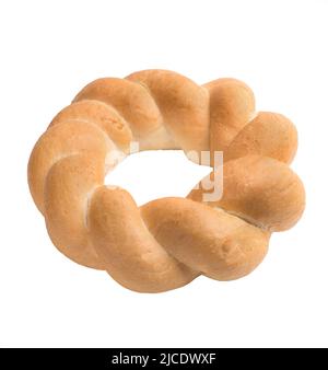 Challah rond, pain blanc tressé sous forme d'anneau, isolé sur fond blanc. Banque D'Images