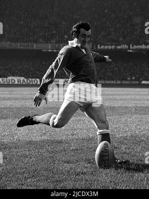 Photo du dossier datée du 06-10-1978 de l'ex-pays de Galles et des Lions britanniques et irlandais, la moitié de la mouche de Phil Bennett, qui est décédé à l'âge de 73 ans, a annoncé son ancien club Scarlets. Date de publication : dimanche 12 juin 2022. Banque D'Images