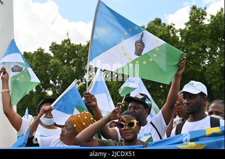 Londres, Royaume-Uni, 12/06/2022, les manifestants sont fiers de leur drapeau de la nation Yoruba. Protestation pour le 2023: Nous voulons que le référendum sur le Yoruba ne soit pas un gouvernement intérimaire sur la place du Parlement, à Londres, au Royaume-Uni. - 12 juin 2022. Banque D'Images