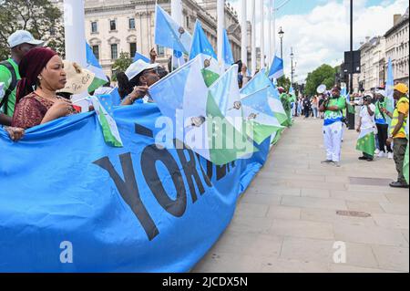 Londres, Royaume-Uni, 12/06/2022, les manifestants sont fiers de leur drapeau de la nation Yoruba. Protestation pour le 2023: Nous voulons que le référendum sur le Yoruba ne soit pas un gouvernement intérimaire sur la place du Parlement, à Londres, au Royaume-Uni. - 12 juin 2022. Banque D'Images