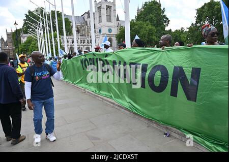 Londres, Royaume-Uni, 12/06/2022, les manifestants sont fiers de leur drapeau de la nation Yoruba. Protestation pour le 2023: Nous voulons que le référendum sur le Yoruba ne soit pas un gouvernement intérimaire sur la place du Parlement, à Londres, au Royaume-Uni. - 12 juin 2022. Banque D'Images