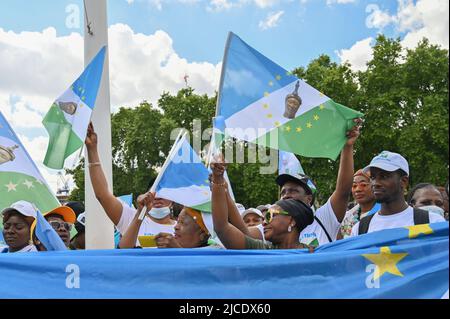 Londres, Royaume-Uni, 12/06/2022, les manifestants sont fiers de leur drapeau de la nation Yoruba. Protestation pour le 2023: Nous voulons que le référendum sur le Yoruba ne soit pas un gouvernement intérimaire sur la place du Parlement, à Londres, au Royaume-Uni. - 12 juin 2022. Banque D'Images