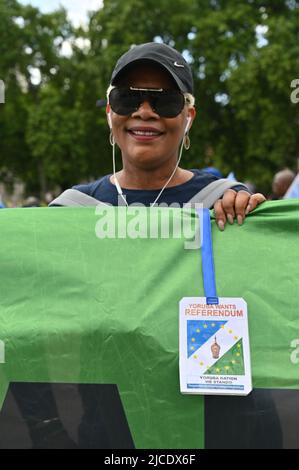 Londres, Royaume-Uni, 12/06/2022, les manifestants sont fiers de leur drapeau de la nation Yoruba. Protestation pour le 2023: Nous voulons que le référendum sur le Yoruba ne soit pas un gouvernement intérimaire sur la place du Parlement, à Londres, au Royaume-Uni. - 12 juin 2022. Banque D'Images