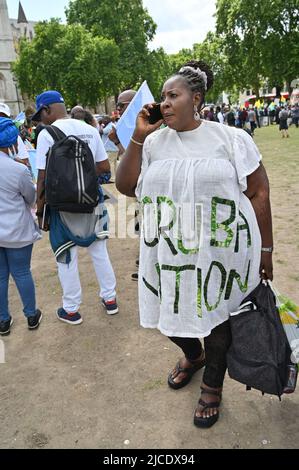 Londres, Royaume-Uni, 12/06/2022, les manifestants sont fiers de leur drapeau de la nation Yoruba. Protestation pour le 2023: Nous voulons que le référendum sur le Yoruba ne soit pas un gouvernement intérimaire sur la place du Parlement, à Londres, au Royaume-Uni. - 12 juin 2022. Banque D'Images