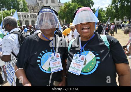 Londres, Royaume-Uni, 12/06/2022, les manifestants sont fiers de leur drapeau de la nation Yoruba. Protestation pour le 2023: Nous voulons que le référendum sur le Yoruba ne soit pas un gouvernement intérimaire sur la place du Parlement, à Londres, au Royaume-Uni. - 12 juin 2022. Banque D'Images