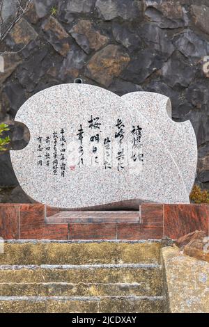 nagasaki, kyushu - décembre 11 2021: Monument en forme de pétale par le club de calligraphie de Maeda Atsuko dédié en 2002 aux cerisiers en fleurs qui ont donné à à at Banque D'Images