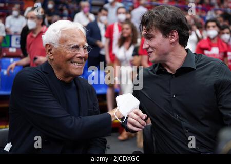 Forum Mediolanum, Milan, Italie, 12 juin 2022, A gauche : Giorgio Armani (propriétaire (AX Armani Exchange Olimpia Milano), à droite : Danilo Gallinari (joueur de la NBA des Atlanta Hawks, ancien joueur de l'Olimpia Milano) lors de la course 3 final - AX Armani Exchange Milano contre Virtus Segafredo Bologna - Championnat italien de basket-ball A Serie Banque D'Images