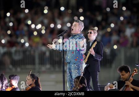 Robbie Williams se produit à mi-temps pendant le match de football de l'UNICEF au London Stadium, à Londres. Date de la photo: Dimanche 12 juin 2022. Banque D'Images