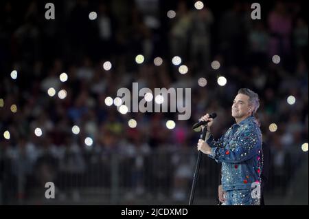 Robbie Williams se produit à mi-temps pendant le match de football de l'UNICEF au London Stadium, à Londres. Date de la photo: Dimanche 12 juin 2022. Banque D'Images