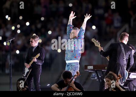 Robbie Williams se produit à mi-temps pendant le match de football de l'UNICEF au London Stadium, à Londres. Date de la photo: Dimanche 12 juin 2022. Banque D'Images