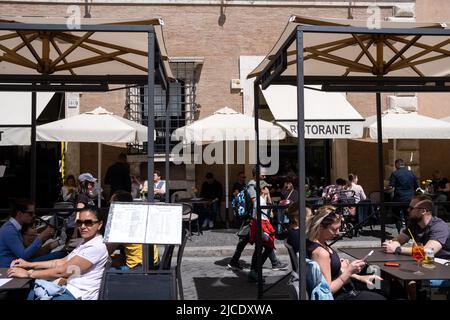 État de la Cité du Vatican, Saint-Siège, 2022-04-18. Cérémonie de Pâques et Bénédiction ourbi et orbi sur la place Saint-Pierre en présence du Pape François. Photo de Martin Bertrand. Etat de la Cité du Vatican, Saint-Siège, le 2022-04-18. Cérémonie de Paques et bénédiction urbi et orbi sur la place Saint-Pierre en présence du Pape François. Photographie de Martin Bertrand. Banque D'Images