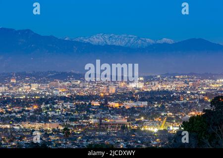 Vue aérienne classique de nuit du centre-ville de Westwood Los Angeles depuis Kenneth State Park en Californie Banque D'Images