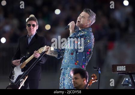 Robbie Williams se produit à mi-temps pendant le match de football de l'UNICEF au London Stadium, à Londres. Date de la photo: Dimanche 12 juin 2022. Banque D'Images