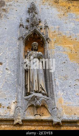 Statue avec régalia royale à l'extérieur de la chapelle St Mary's, construite sur le terrain du château de Sudeley, Sudeley, Gloucestershire, Angleterre, Royaume-Uni. Banque D'Images