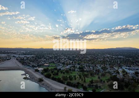 Coucher de soleil paysage aérien autour de Peck Road Park Lake en Californie Banque D'Images