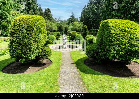 Les jardins en contrebas de style hollandais dans le domaine de Farmleigh à l'ouest de Dublin. Créé en 1907 pour Edward Guinness, il a de nombreux exemples de topiaire. Banque D'Images