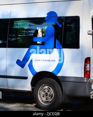 Berlin, Allemagne. 14th septembre 2020. 14.09.2020, Berlin. Un minibus dans lequel les personnes handicapées sont conduits est garé dans une rue en face d'une école. Sur le côté du véhicule se trouve un pictogramme montrant un jeune utilisateur de fauteuil roulant. Crédit: Wolfram Steinberg/dpa crédit: Wolfram Steinberg/dpa/Alay Live News Banque D'Images