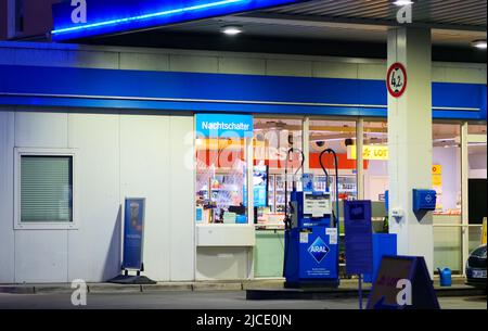 Berlin, Allemagne. 04th septembre 2021. 04.09.2021, Berlin. Le comptoir de nuit d'une station-service. Un employé vient au comptoir la nuit lorsqu'il est appelé par des clients avec un interphone. Crédit: Wolfram Steinberg/dpa crédit: Wolfram Steinberg/dpa/Alay Live News Banque D'Images