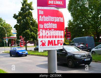 Berlin, Allemagne. 07th septembre 2021. 07.09.2021, Berlin. Une affiche électorale du MLPD - Parti marxiste-léniniste d'Allemagne - avec l'inscription 'Parti des travailleurs pour le vrai socialisme' est suspendue dans une rue. Crédit: Wolfram Steinberg/dpa crédit: Wolfram Steinberg/dpa/Alay Live News Banque D'Images