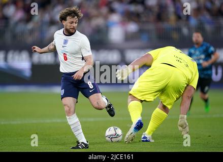 Tom Grennan (à gauche) en Angleterre et Tom Stoltman, gardien du reste du monde, en action lors du match de football de l'UNICEF au stade de Londres, à Londres. Date de la photo: Dimanche 12 juin 2022. Banque D'Images