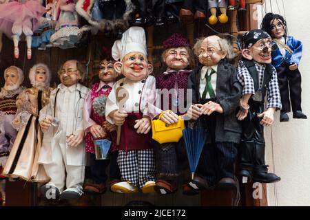 Marionnettes en vente dans une boutique de souvenirs de la rue Karlova à Staré Město (vieille ville) à Prague, République tchèque. Banque D'Images