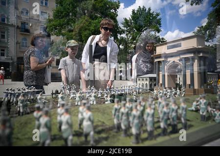 Moscou, Russie. 12th juin 2022. Les gens regardent les soldats jouets pendant le Festival historique de Moscou dans le centre de Moscou, en Russie, sur 12 juin 2022. Credit: Alexander Zemlianichenko Jr/Xinhua/Alay Live News Banque D'Images