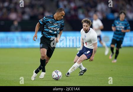 Cafu du reste du monde XI (à gauche) et Tom Grennan de l'Angleterre en action pendant le match de l'aide au football pour l'UNICEF au stade de Londres, Londres. Date de la photo: Dimanche 12 juin 2022. Banque D'Images