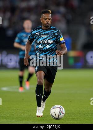 Reste du monde XI, Patrice Evra combat pour le ballon lors du match de football de l'aide à l'UNICEF au stade de Londres, Londres. Date de la photo: Dimanche 12 juin 2022. Banque D'Images