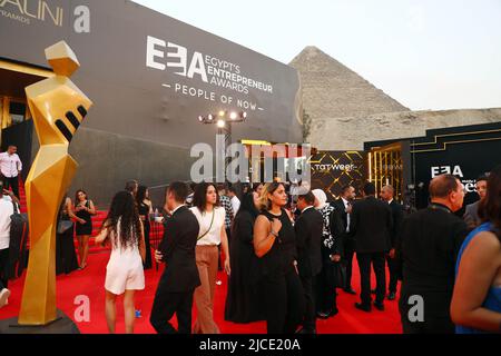 Le Caire, Égypte. 11th juin 2022. Les gens assistent à une cérémonie de remise des prix des entrepreneurs égyptiens (AEE) au Caire, en Égypte, sur 11 juin 2022. Le concours pour les Prix des entrepreneurs en Égypte (AEE), qui vise à attirer l'attention sur certains des esprits les plus brillants du pays, s'est achevé samedi soir avec l'annonce des gagnants de la deuxième édition. L'événement, qui a débuté sur 26 mars, s'est concentré sur les preneurs de risques, les décideurs et les innovateurs, ainsi que sur les fondateurs les plus prometteurs qui créent une influence positive dans la société, selon l'organisateur. Credit: Ahmed Gomaa/Xinhua/Alamy Live News Banque D'Images