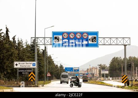 Panneau du régulateur de vitesse électronique sur les autoroutes en Turquie Banque D'Images