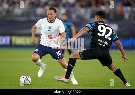 Mark Noble d'Angleterre (à gauche) et Steven Bartlett du reste du monde en action pendant le match de l'aide au football pour l'UNICEF au stade de Londres, Londres. Date de la photo: Dimanche 12 juin 2022. Banque D'Images