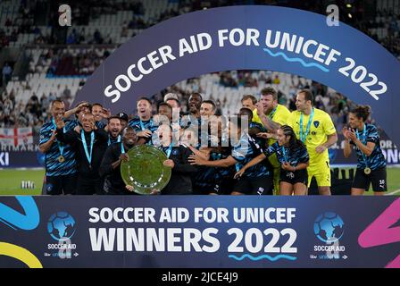 Les autres joueurs du monde XI célèbrent avec le trophée après le match de l'aide au football pour l'UNICEF au stade de Londres, à Londres. Date de la photo: Dimanche 12 juin 2022. Banque D'Images