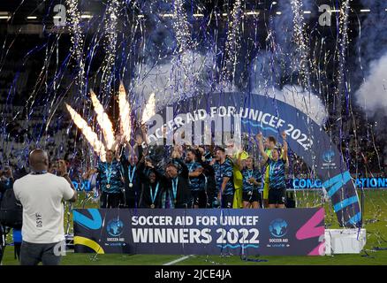 Les autres joueurs du monde XI célèbrent avec le trophée après le match de l'aide au football pour l'UNICEF au stade de Londres, à Londres. Date de la photo: Dimanche 12 juin 2022. Banque D'Images