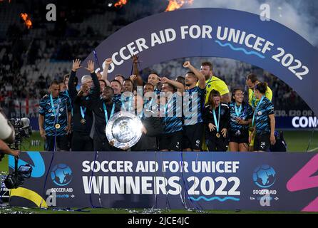 Les autres joueurs du monde XI célèbrent avec le trophée après le match de l'aide au football pour l'UNICEF au stade de Londres, à Londres. Date de la photo: Dimanche 12 juin 2022. Banque D'Images