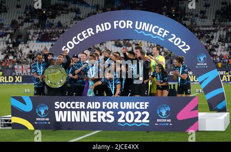 Les autres joueurs du monde XI célèbrent avec le trophée après le match de l'aide au football pour l'UNICEF au stade de Londres, à Londres. Date de la photo: Dimanche 12 juin 2022. Banque D'Images