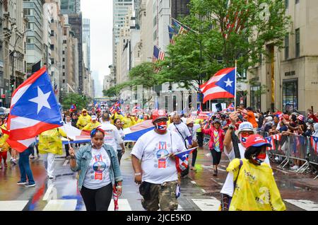 New York, New York, États-Unis. 12th juin 2022. Les New-Yorkais portoricains sont vus marcher avec des drapeaux à travers la Cinquième Avenue, dans la ville de New York, lors de la parade annuelle de la journée portoricaine de 65th sur 12 juin 2022. (Credit image: © Ryan Rahman/Pacific Press via ZUMA Press Wire) Banque D'Images