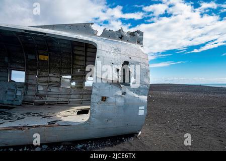 Gros plan d'une épave d'avion cassée sur la plage noire de Solheimasandur contre le ciel Banque D'Images