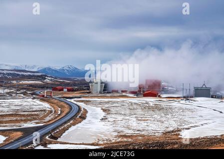 Tour de refroidissement à vapeur à la centrale géothermique de Krafla par la route contre le ciel Banque D'Images