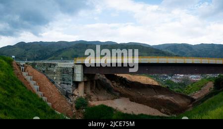 Cisneros, Antioquia, Colombie - 20 février 2022: Pont avec une route sur le dessus des travaux de canalisation de rivière Banque D'Images