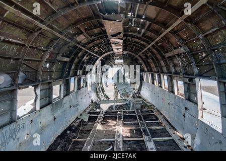 Intérieur d'une épave d'avion militaire écrasée à la plage de sable noir à Solheimasandur Banque D'Images